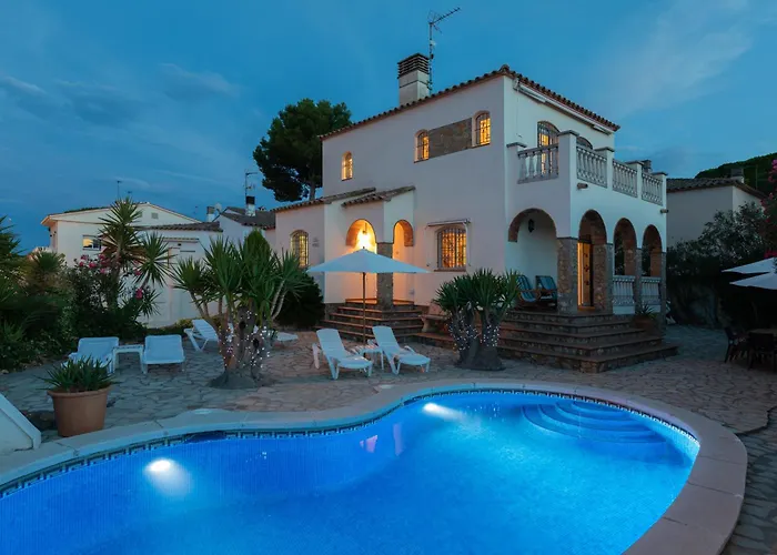 Detached With Private Pool فيلة