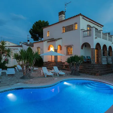 Detached With Private Pool فيلة